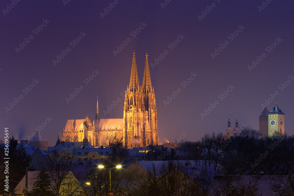 Dom St. Peter Regensburg im Winter bei Schnee zur blauen Stunde mit toller Spiegelung