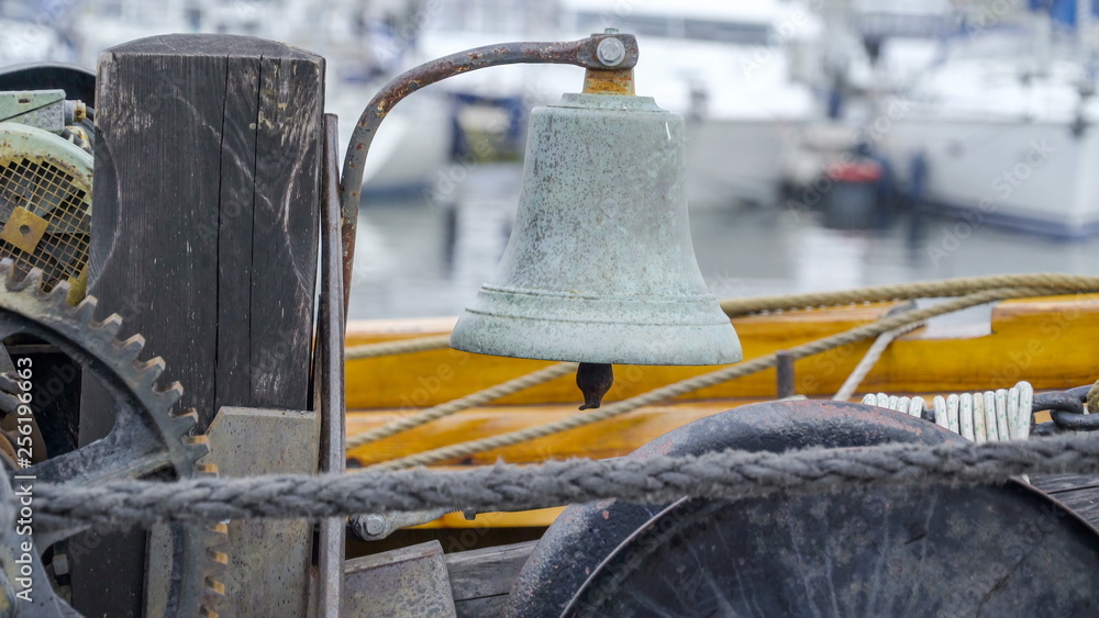 10507_A_small_bell_on_one_part_of_the_boat.jpg