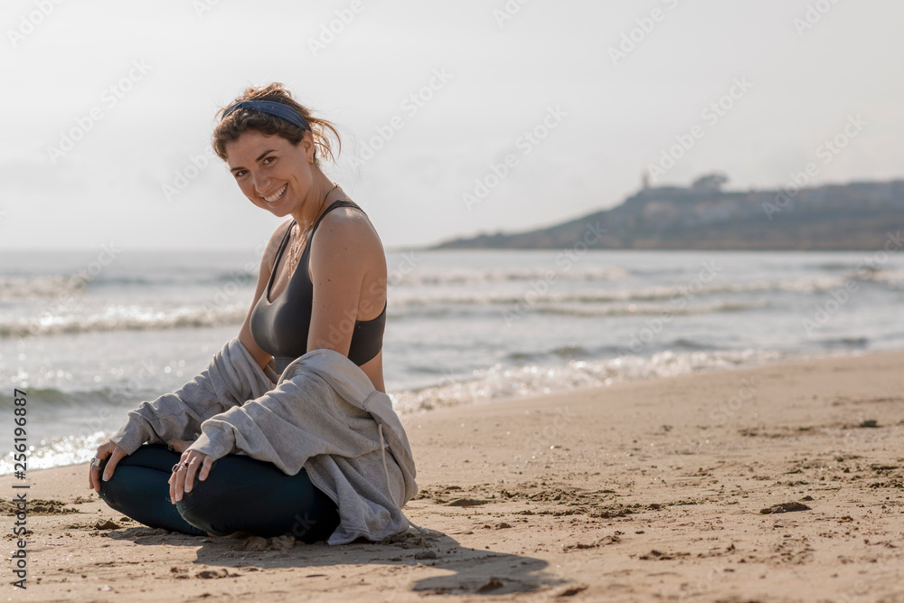 chica meditando en la orilla del mar 