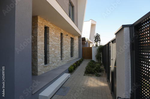 Beautiful outdoor house design © hreniuca