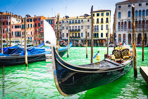 Primer plano de Góndola varada en Venecia, italia