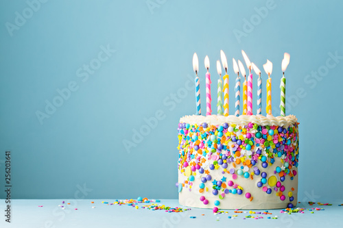 Photographie Birthday cake decorated with colorful sprinkles and ten candles