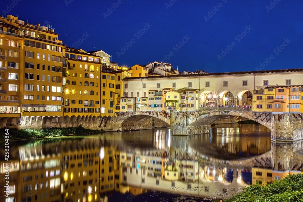 Naklejka premium Ponte Vecchio in Florence, Italy, on a summer night.