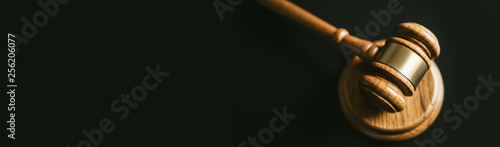 Photo judge or auction Gavel on a wood block in courtroom, dark background
