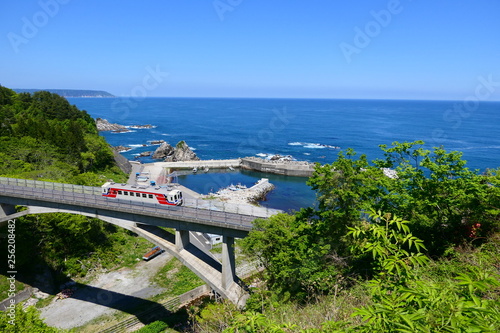 三陸復興国立公園を走る三陸鉄道リアス線。田野畑　岩手　日本。５月中旬。 photo