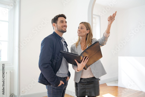 Fototapeta Real estate agent showing contemporary house for sale