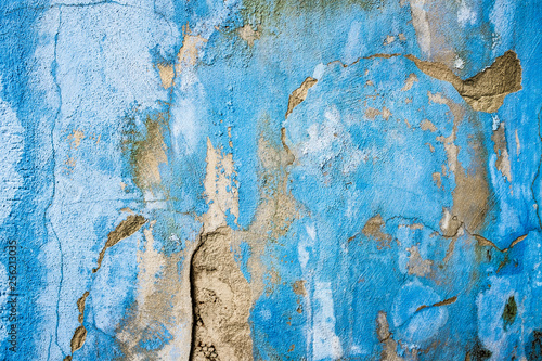 Blaue Wand mit Rissen und Abblätterungen