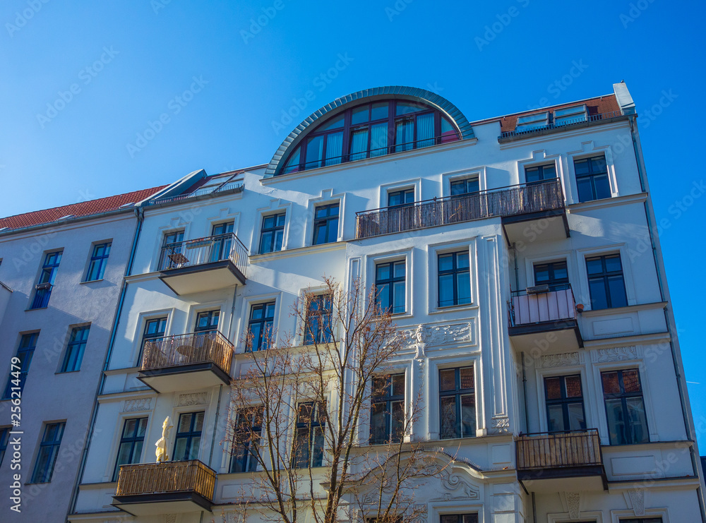 Naklejka premium white apartment house with curved rooftop apartment