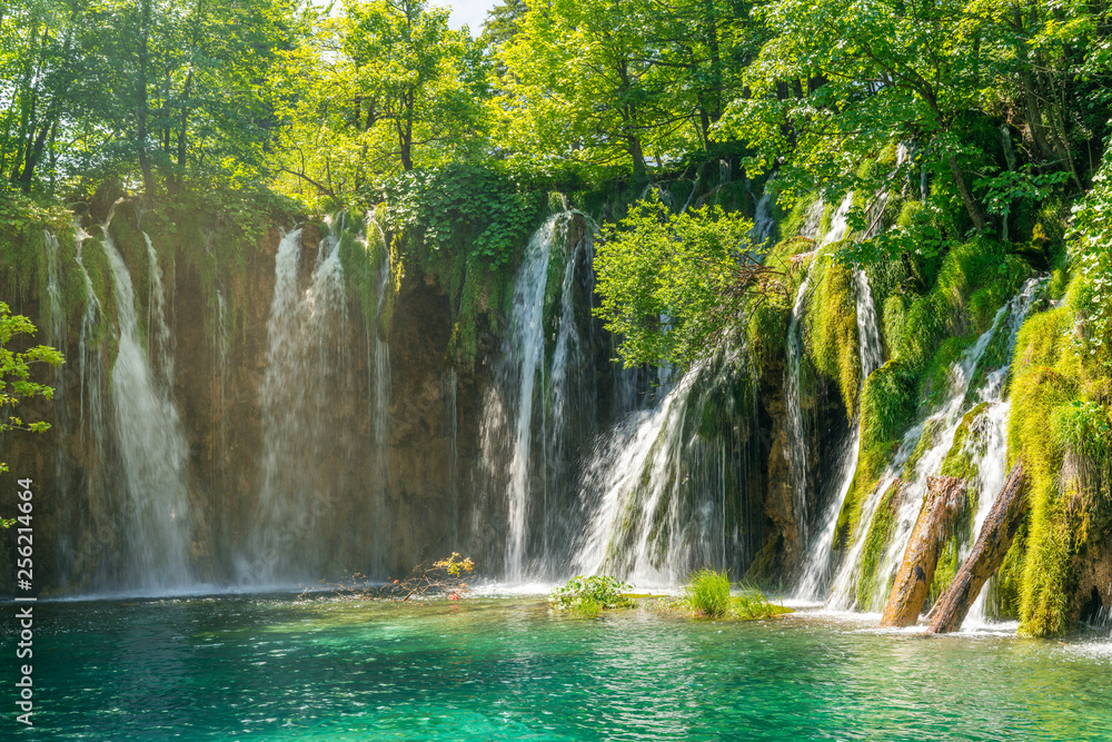 Plakat wonderful waterfalls and lake in the forest of plitvice national park