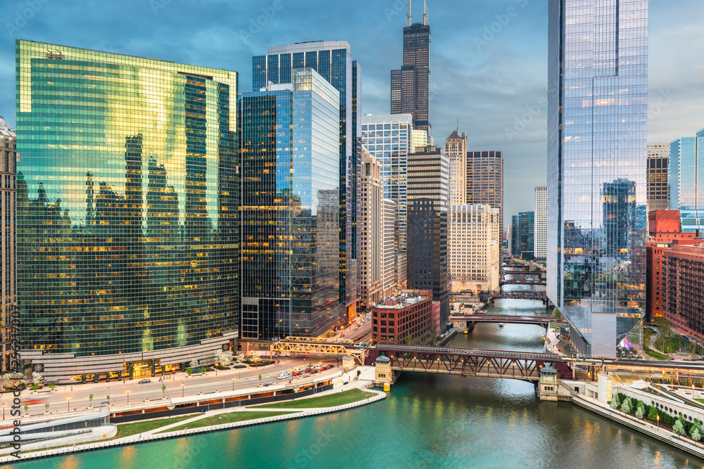 Naklejka premium Chicago, Illinois USA panoramę nad rzeką