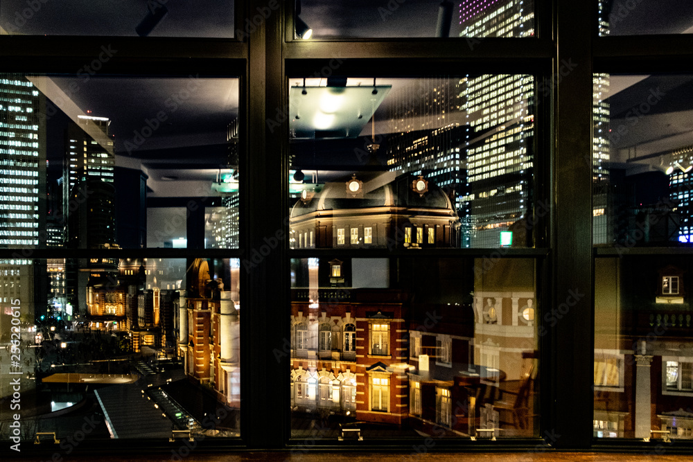 窓の向こうの東京駅