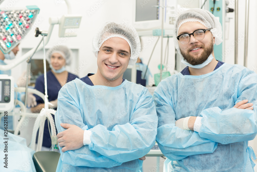 Obraz premium Surgical team posing in an operating theatre
