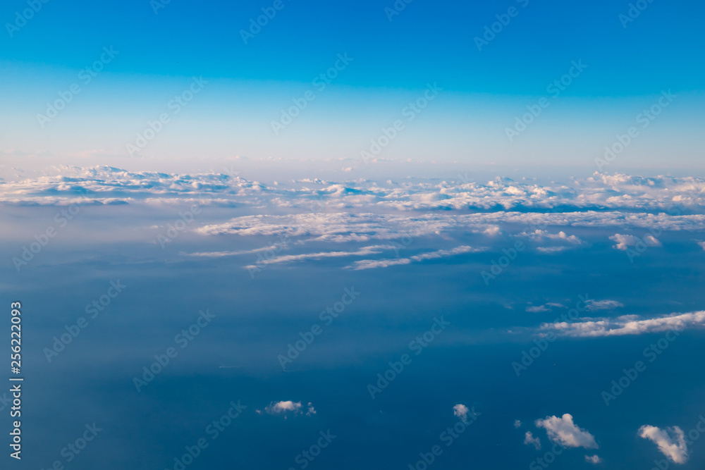 高空より雲間に海や地上が覗く風景が美しい