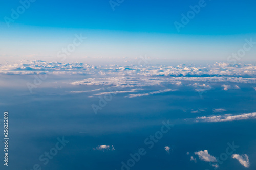 高空より雲間に海や地上が覗く風景が美しい