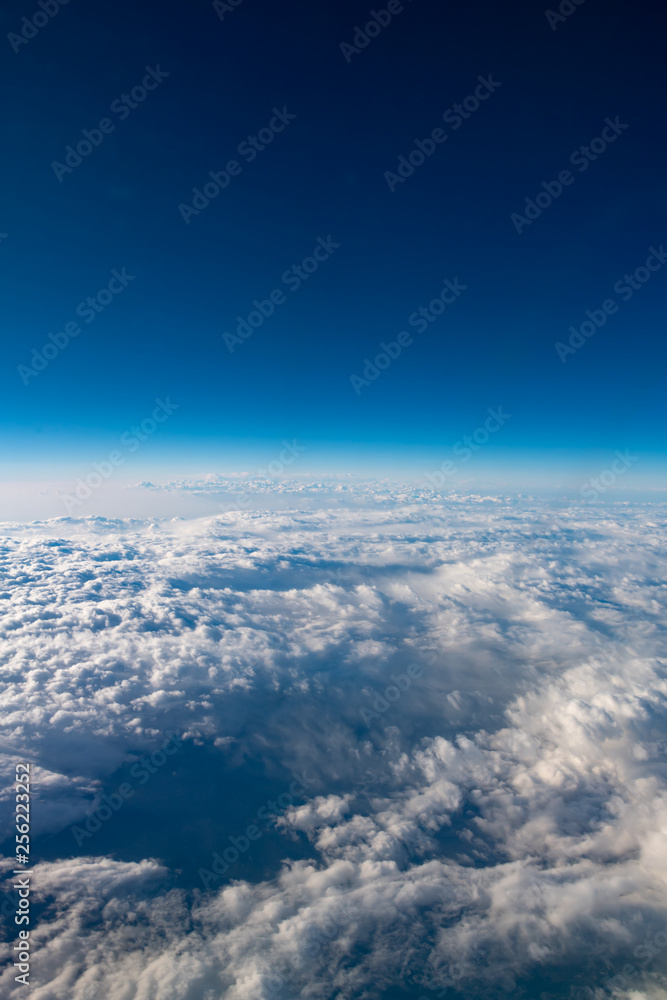 碧い雲と空が美しい、航空機より雲の上よりの風景