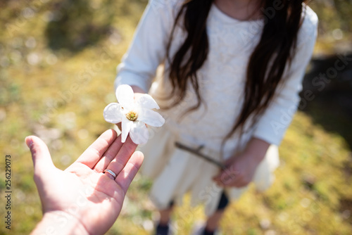 白い花を手渡す親子 © hakase420