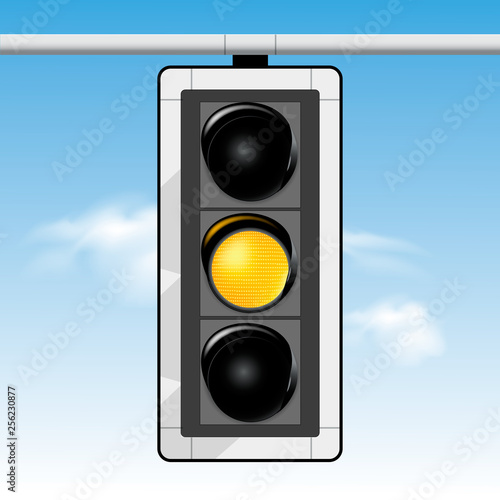hängende Ampel vor Himmel, Ampelschaltung Gelb