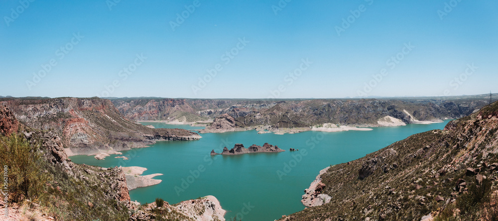 Fototapeta premium Vista panoramica del submarino en el embalse de valle grande