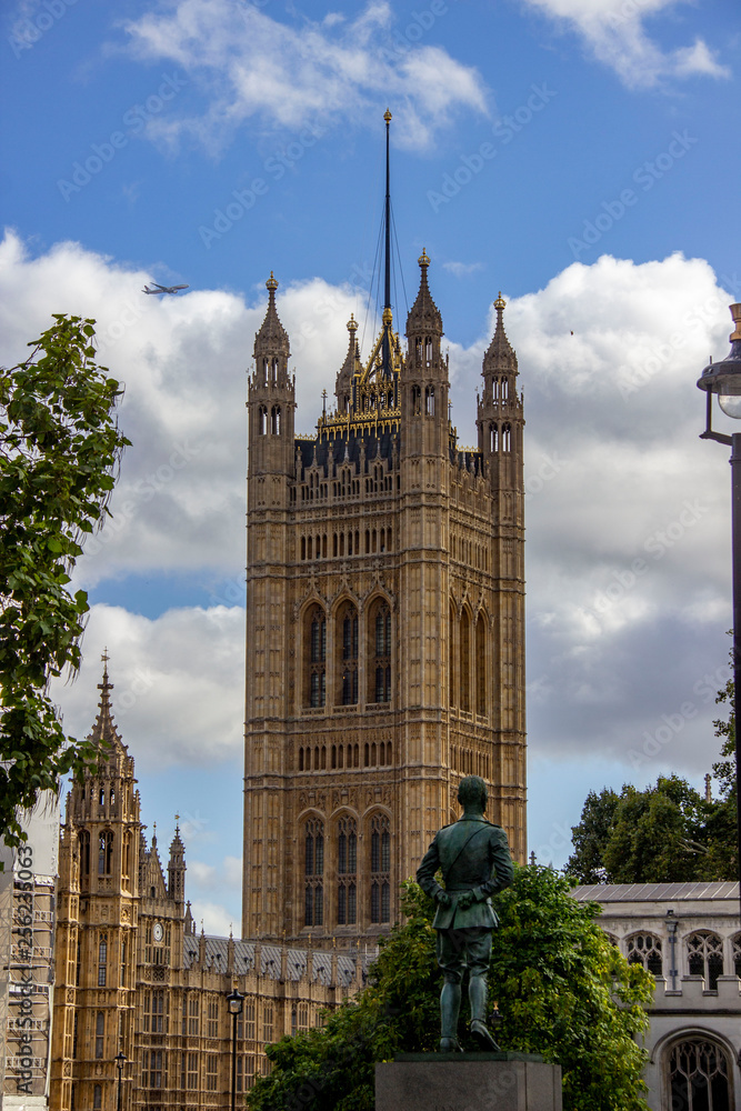 Fototapeta premium Parlament UK oraz samolot