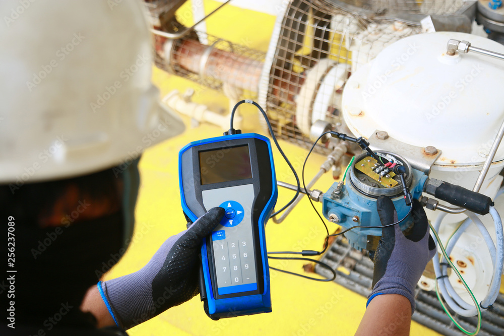 Foto de Electrical terminal in junction box and service by technician ...