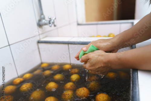 Washing oranges before eating