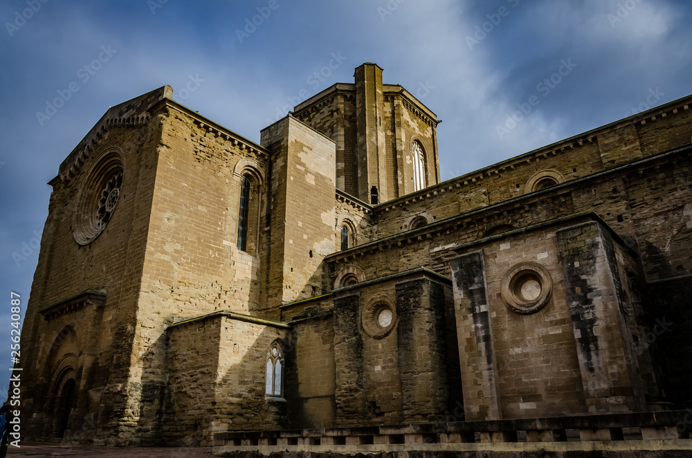 fachada de una iglesia catalana