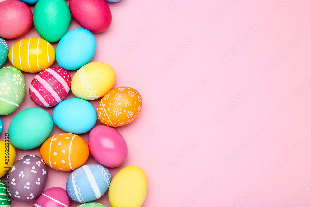 Obraz premium Colorful easter eggs on pink background