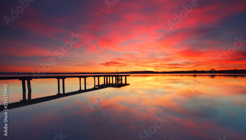 alter Holzsteg am Wasser