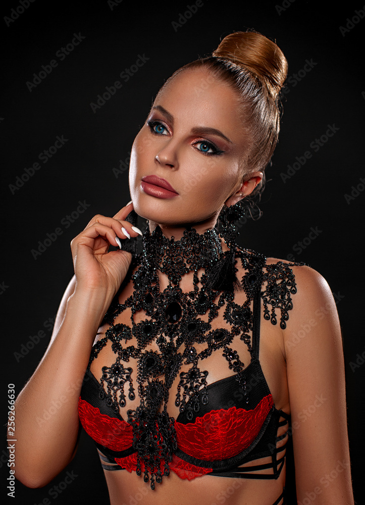 Obraz premium beautiful girl in the necklace