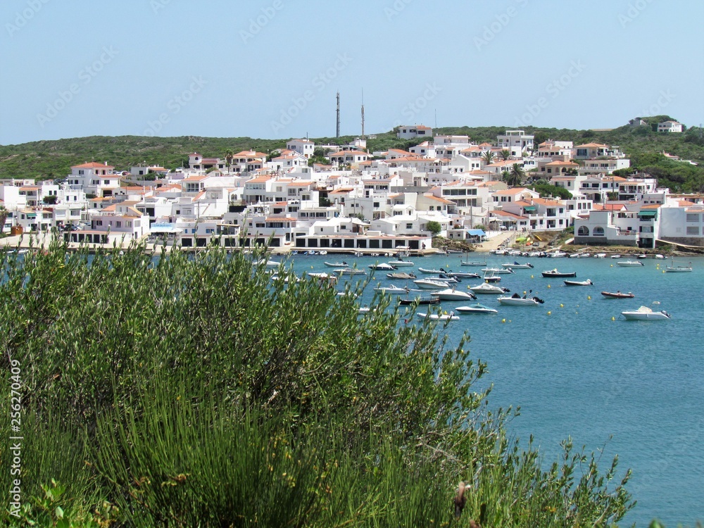Obraz premium picture of the coast of the beautiful Menorca island in Spain. the mix of the green and blue colours of water and land create a beautiful natural effect. 