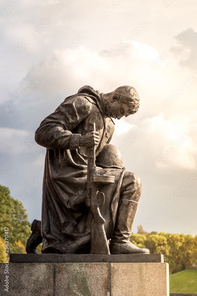 Fototapeta premium Statue of kneeling Soviet soldier at the Soviet War Memorial in Treptower Park in Berlin