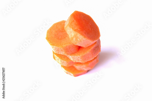 Obraz na płótnie Tower of fresh carrot circles on a white background w salonie