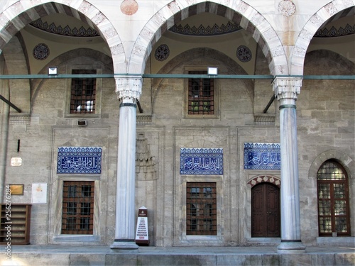 Pasa Camii miladi 1571, Sokullo Mehmet Moschee erbaut 1571, Säulengang innen photo