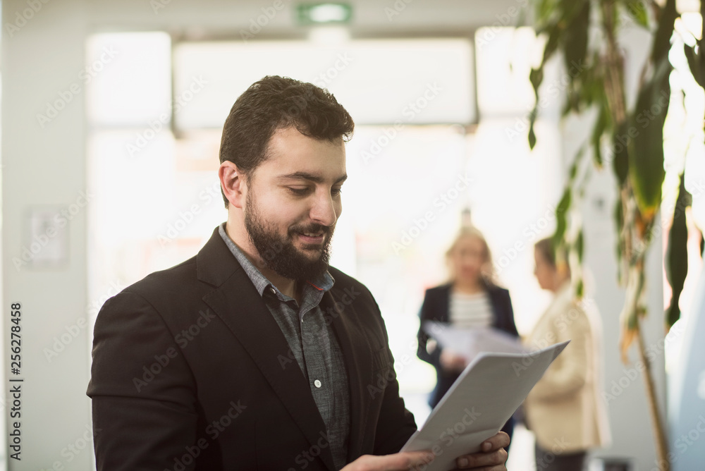 Naklejka premium Bearded suit man posing in office workplace