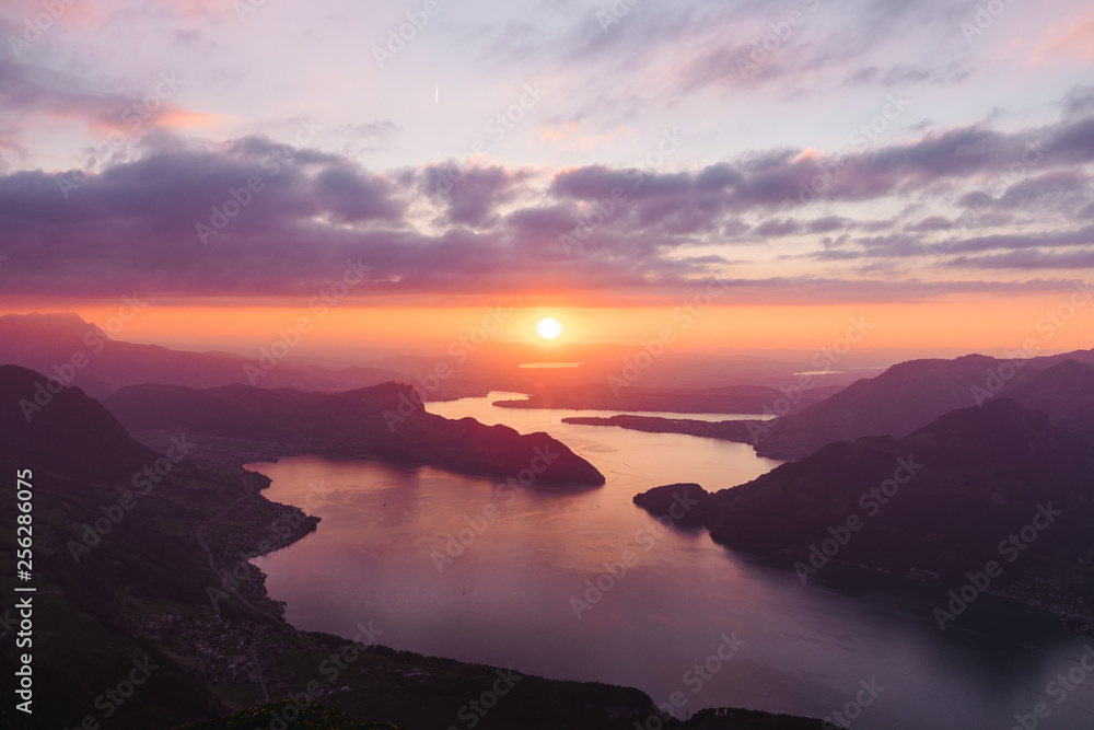 Farbiger Sonnenuntergang über Luzern Farbiger Sonnenuntergang über Luzern