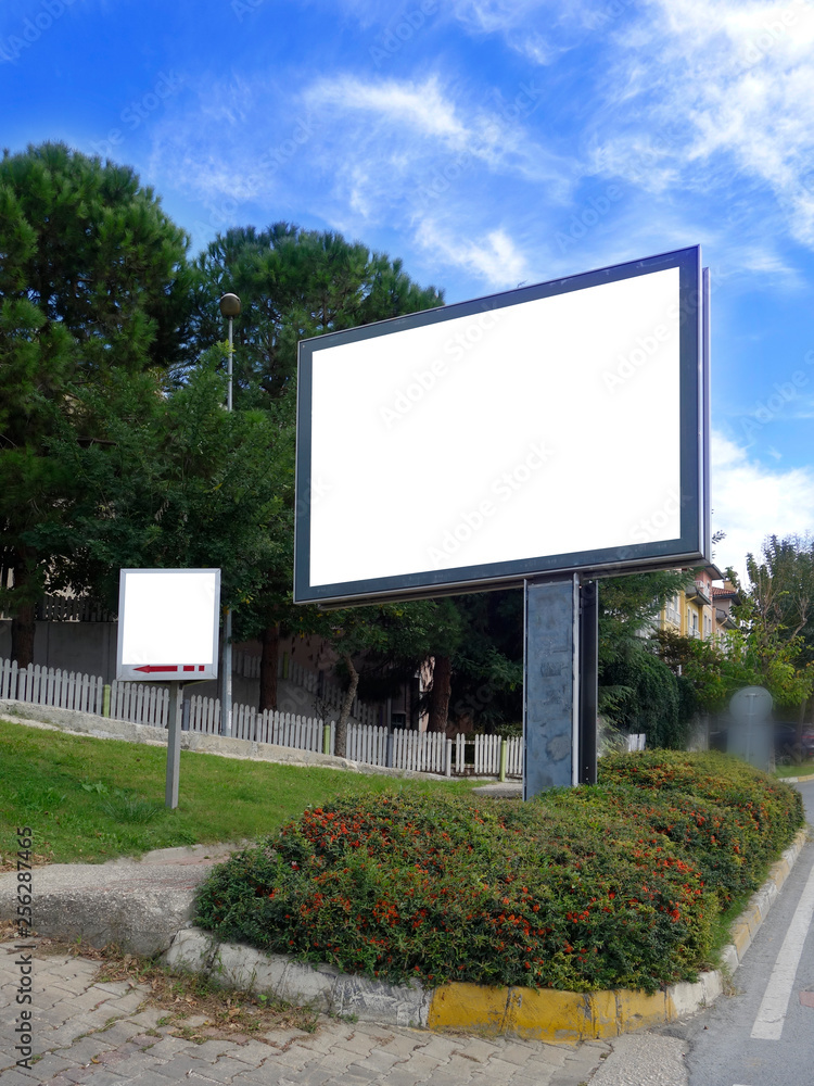 Fototapeta premium free white billboard advertising writing