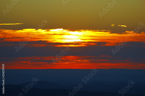 coucher de soleil sur les montagnes vosgiennes depuis le sommet du hohneck