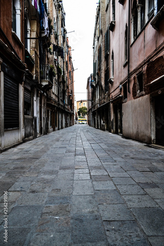 Narrow street in Venice © Romiress