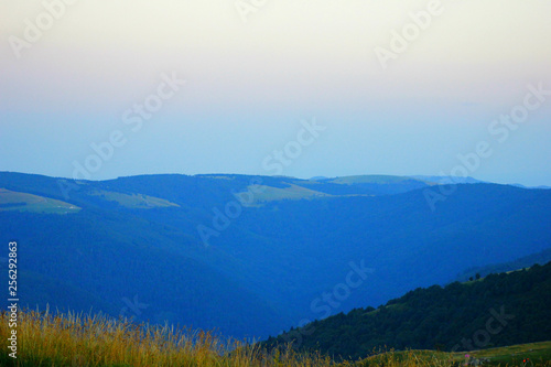 coucher de soleil sur les montagnes vosgiennes depuis le sommet du hohneck