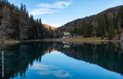 Fototapeta Naklejka Na Ścianę i Meble -  Wasserspiegelung Obernberger See