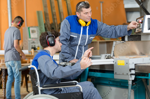 Foto disabled worker in factory