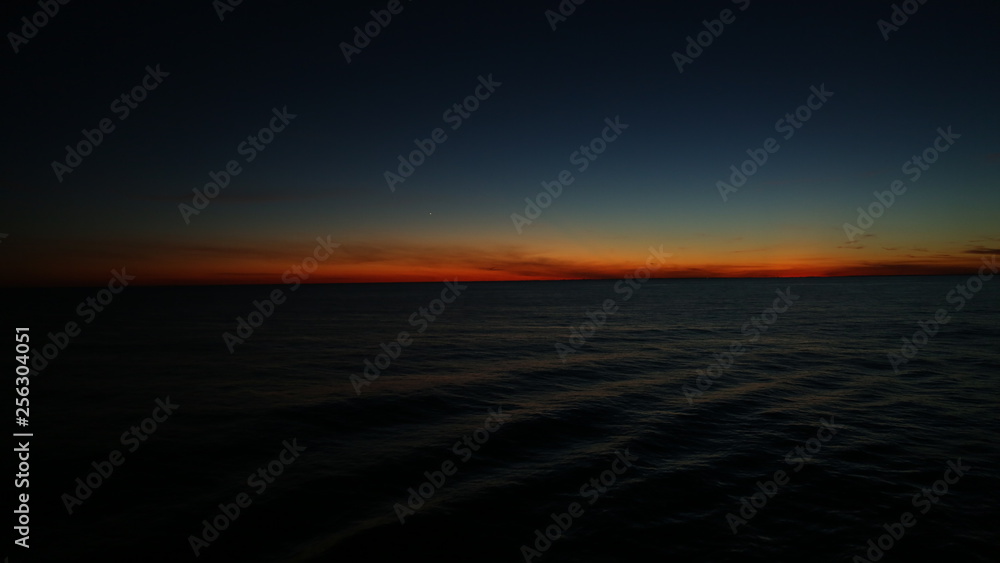 Fototapeta premium Ocean and Sky During Twilight Hour