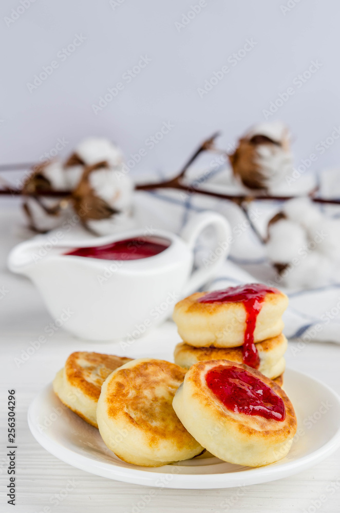 Cheesecakes with strawberry jam Cheesecakes with strawberry jam