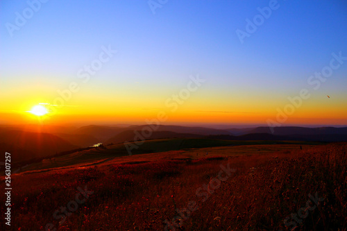 coucher de soleil sur la montagne vosgienne depuis le sommet du hohneck © Arnaud