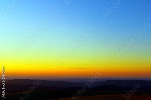 coucher de soleil sur la montagne vosgienne depuis le sommet du hohneck