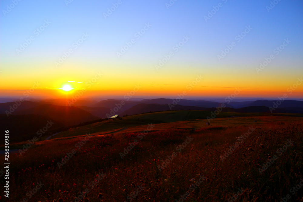 coucher de soleil sur la montagne vosgienne depuis le sommet du hohneck