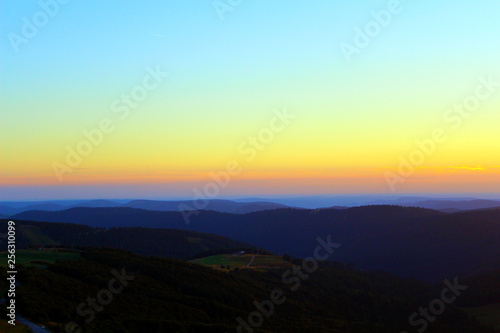 coucher de soleil sur la montagne vosgienne depuis le sommet du hohneck © Arnaud