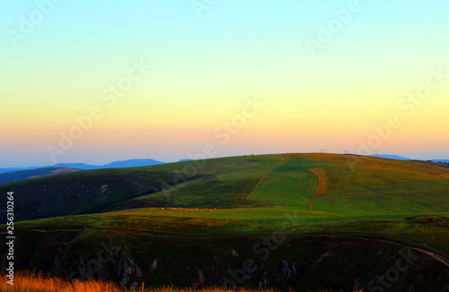 coucher de soleil sur la montagne vosgienne depuis le sommet du hohneck