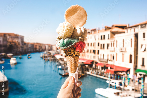 Fotografia Delicious icecream in beautiful Venezia, Italy in front of a canal and historic