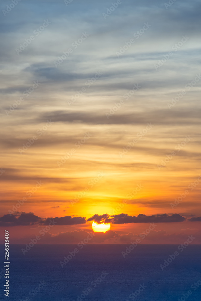 Obraz premium Splendid red clouds in the evening sky